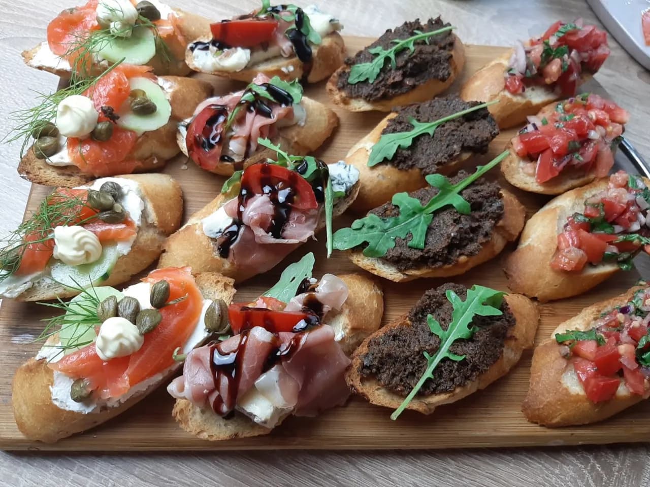 Impreza w stylu lat 90: Pyszne jedzenie, które zachwyci gości