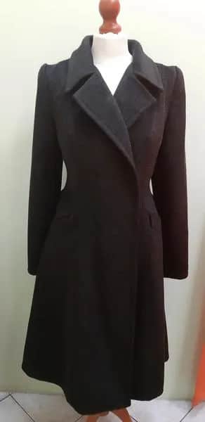 Płaszcz w stylu lat 50 – odkryj elegancję retro i ponadczasowe fasony