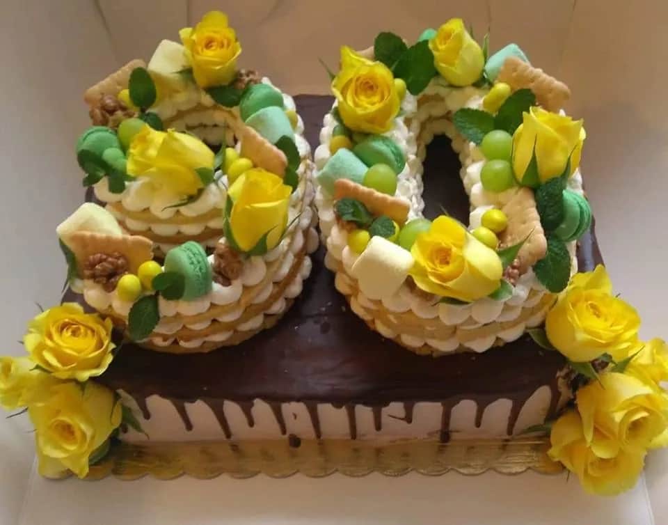 Tort w stylu lat 90 – przepisy na nostalgiczne urodzinowe desery