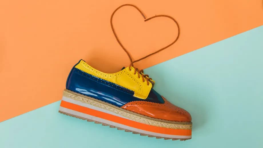 Buty w stylu lat 70 – jak wybrać idealne obuwie retro do stylizacji