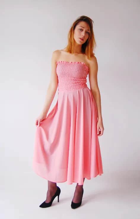 Sukienki retro lata 80 – modne inspiracje i stylowe zakupy