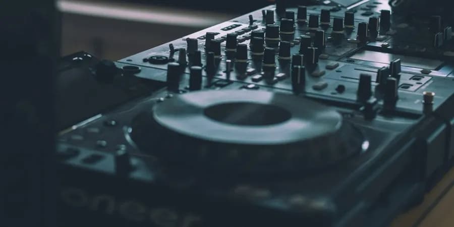 Stara muzyka elektroniczna: jak PRL kształtował jej fenomen w Polsce