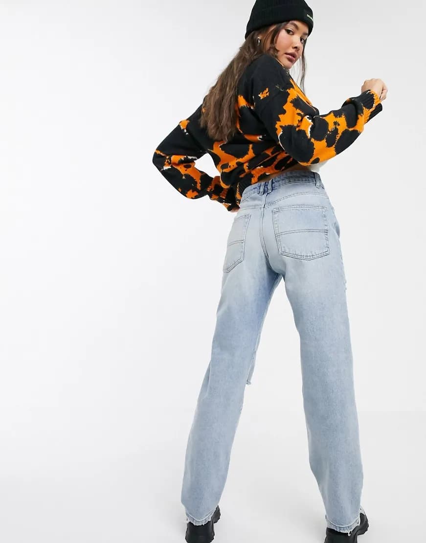 Jeansy z dziurami w stylu lat 90 - odkryj modne inspiracje i stylizacje